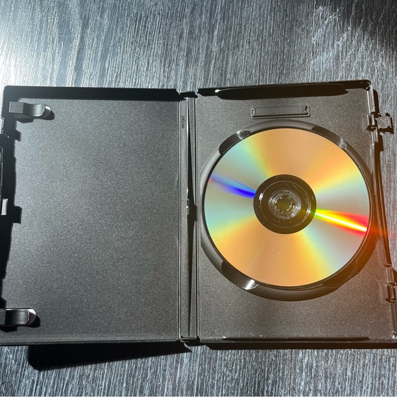 Kindergarten cop DVD  ~(=^‥^)ﾉ● - Picture 2 of 4